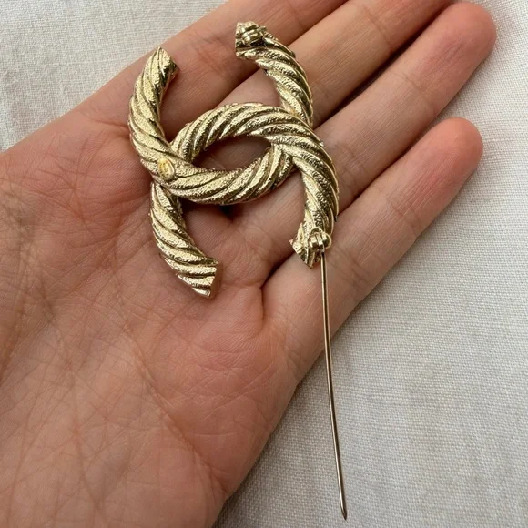CHANEL Twisted Gold and Silver Brooch - Picture 8 of 10
